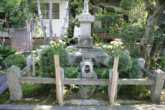 木曽義仲公の墓